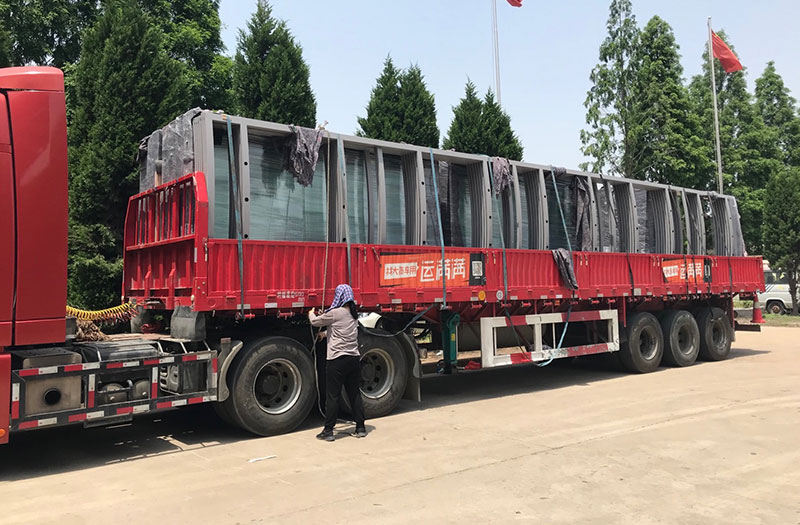 广东阳光顶候车亭发货！(图2)